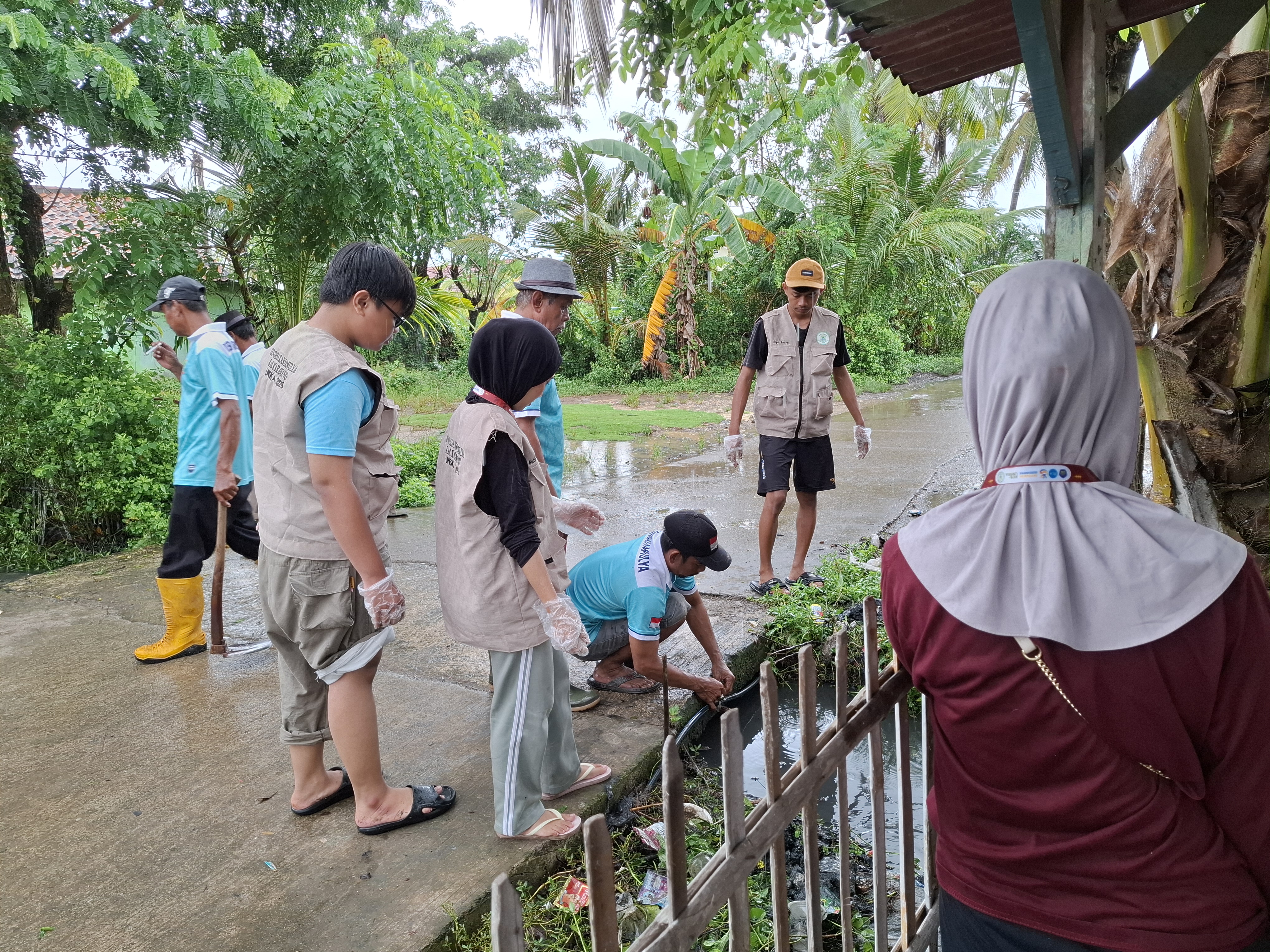 Mahasiswa dan warga membersihkan lingkungan