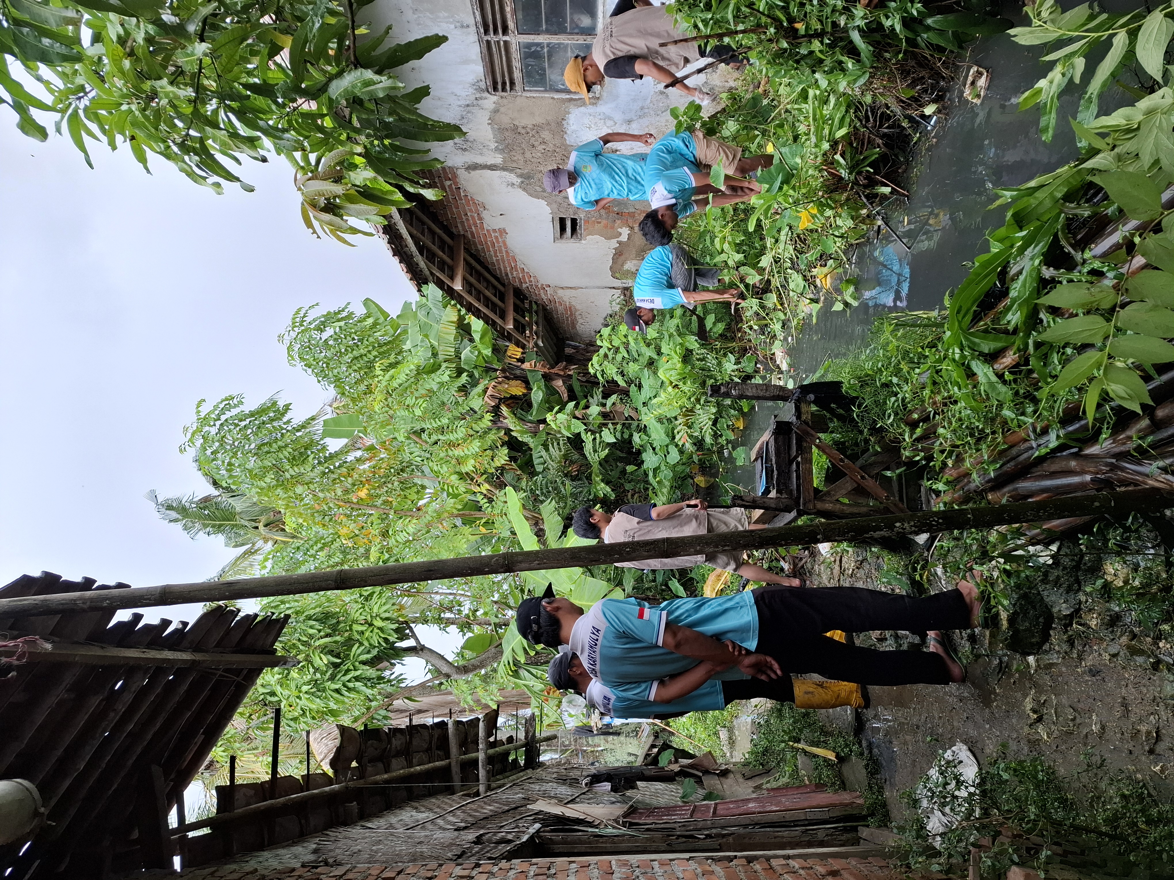 Pembersihan selokan dan area sekitar rumah