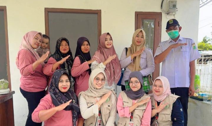 Mahasiswa dan warga membersihkan lingkungan