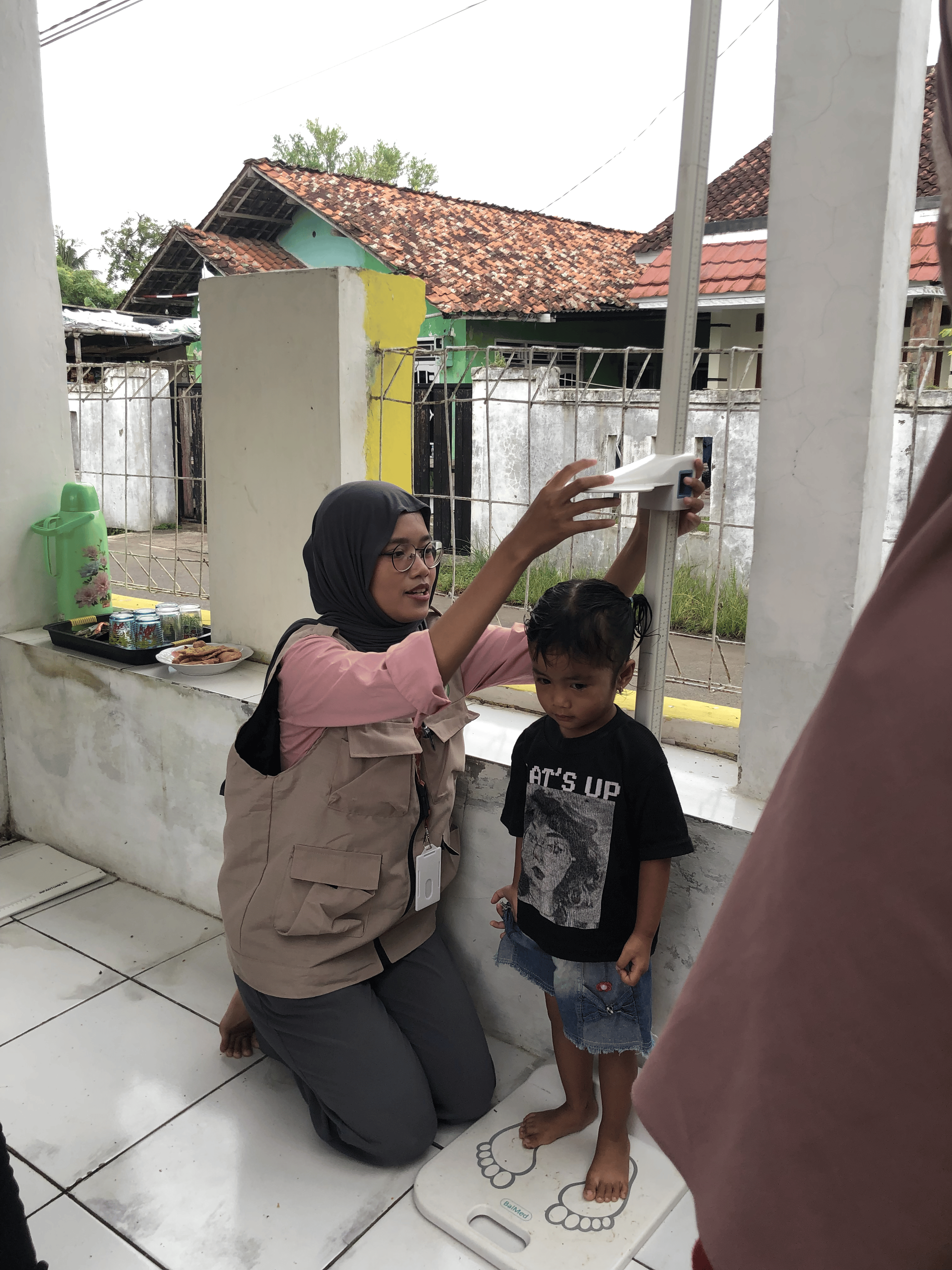 Pembersihan selokan dan area sekitar rumah