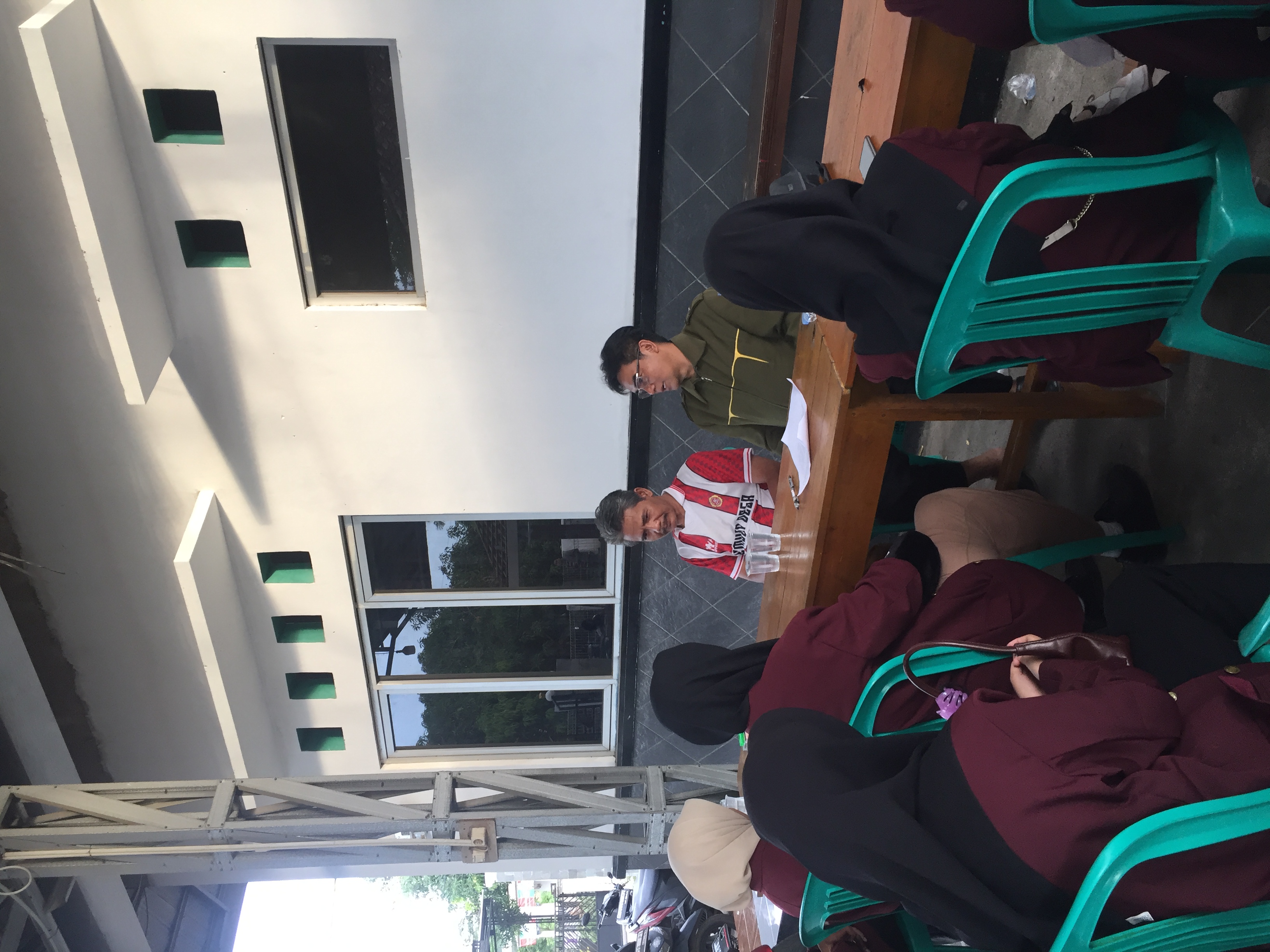 Suasana peserta KKN dan warga di aula desa