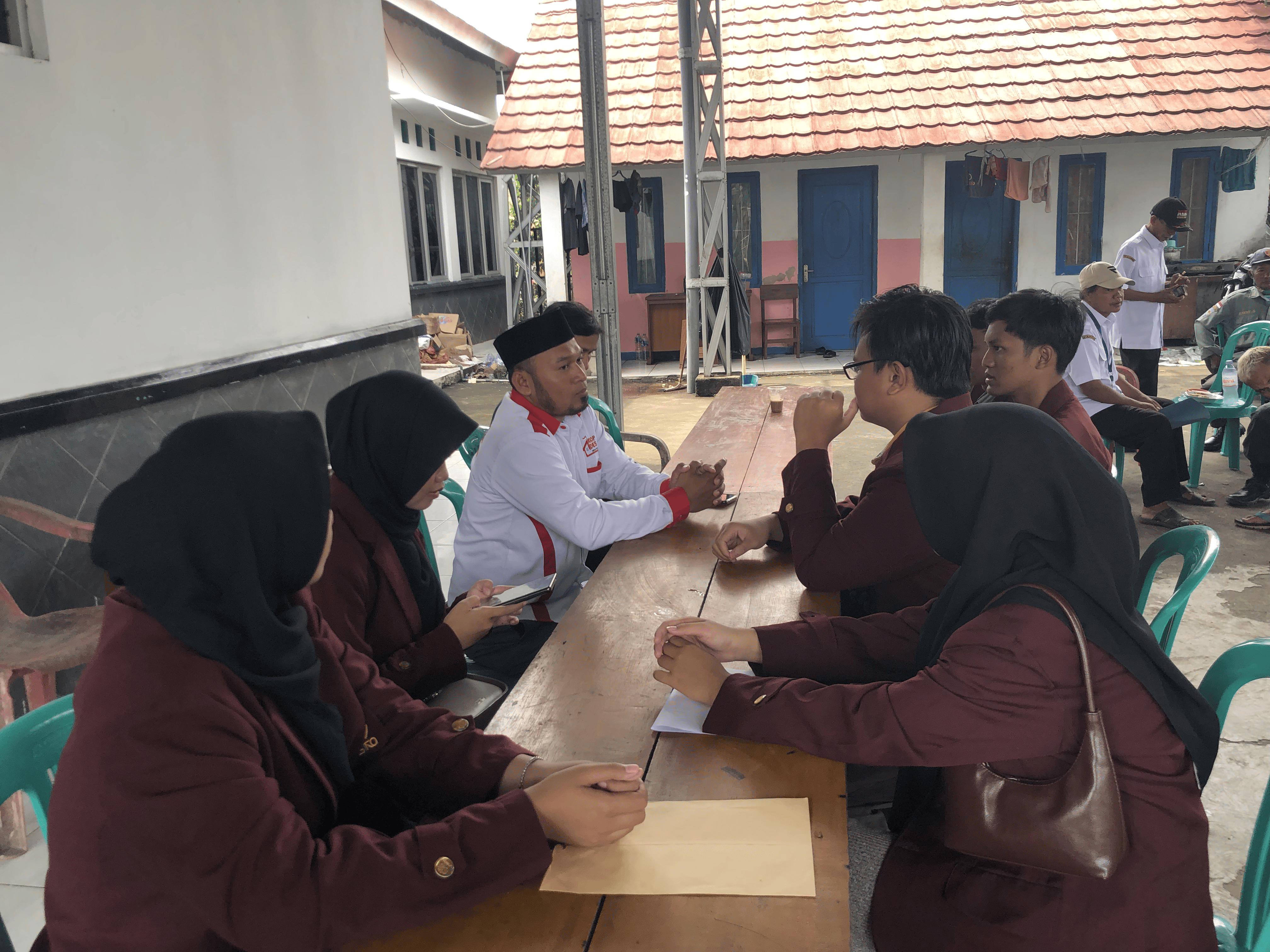Prosesi pembukaan resmi KKN di aula desa