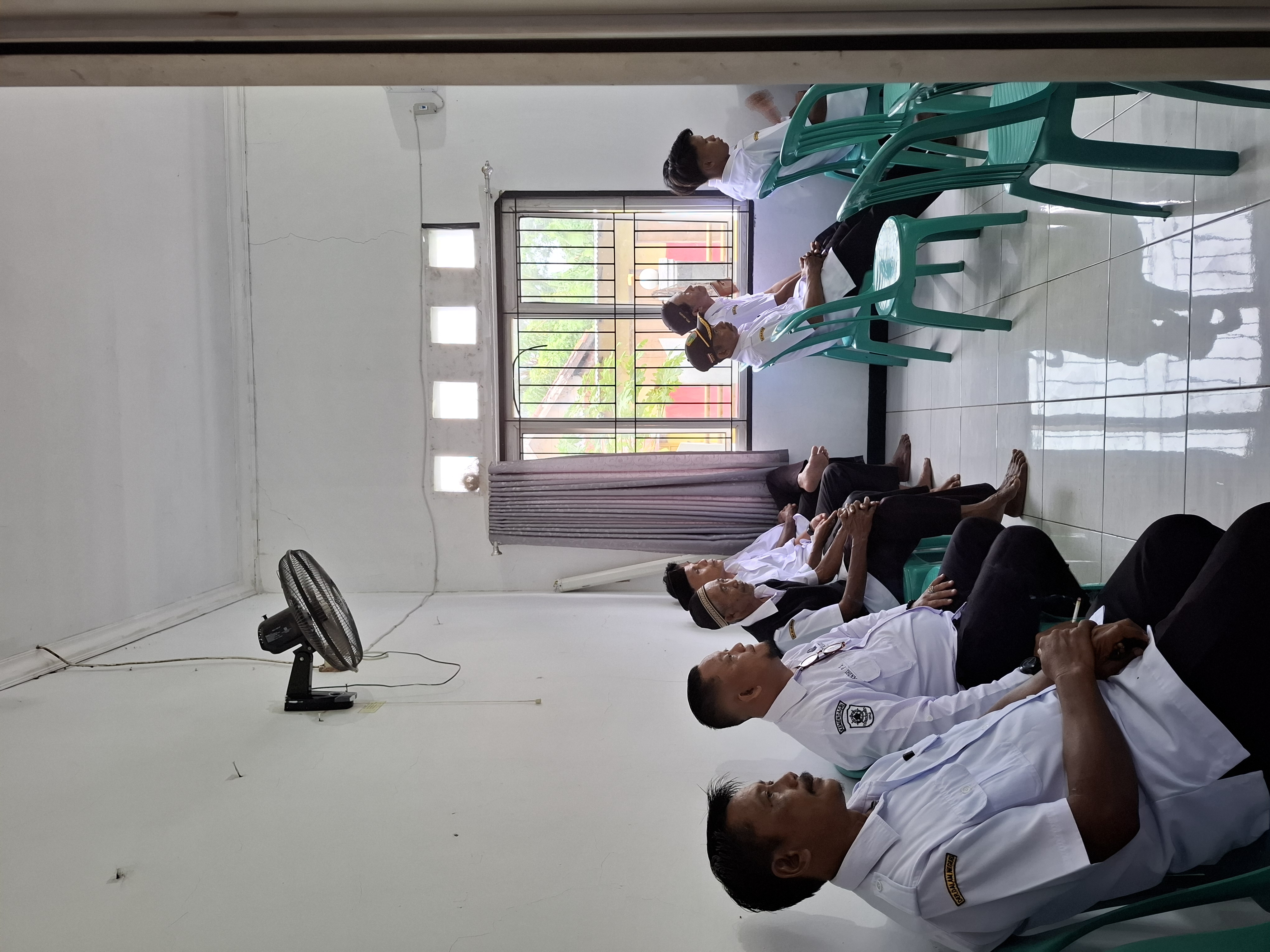 Suasana peserta KKN dan warga di aula desa