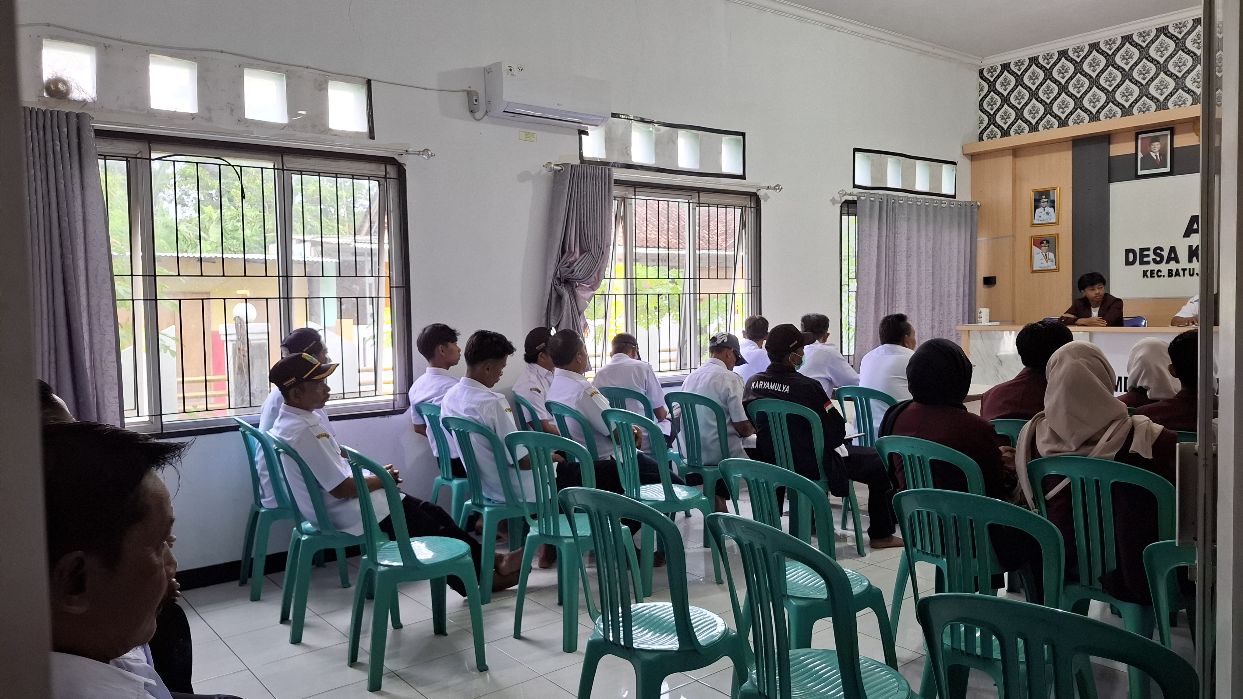 Prosesi pembukaan resmi KKN di aula desa