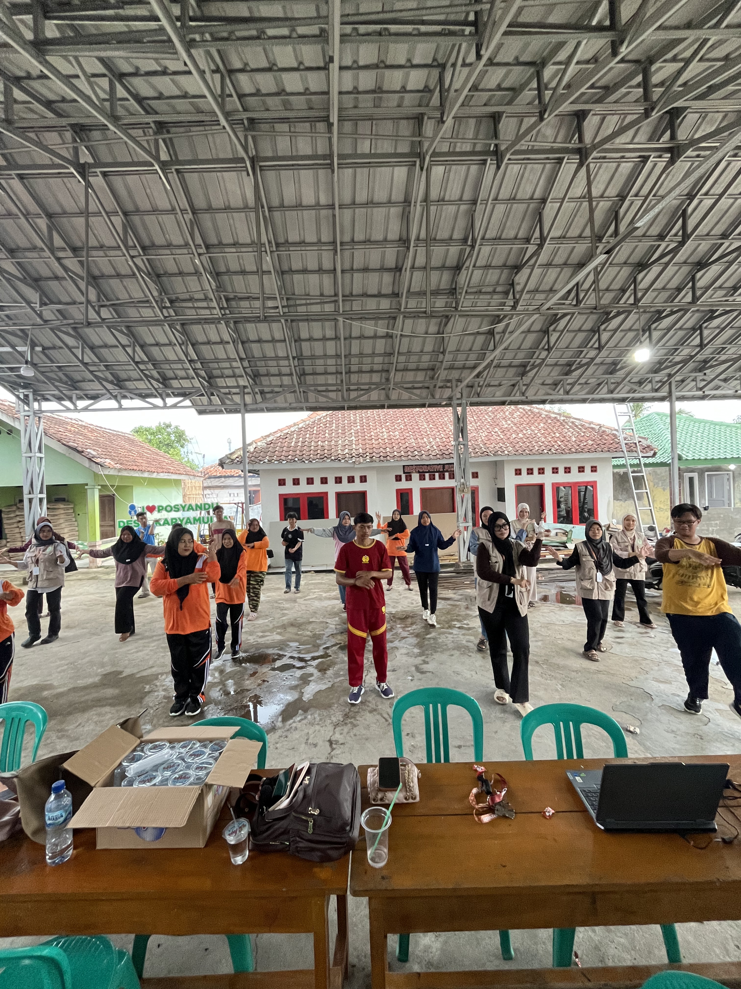 Praktik langsung coding games di laptop